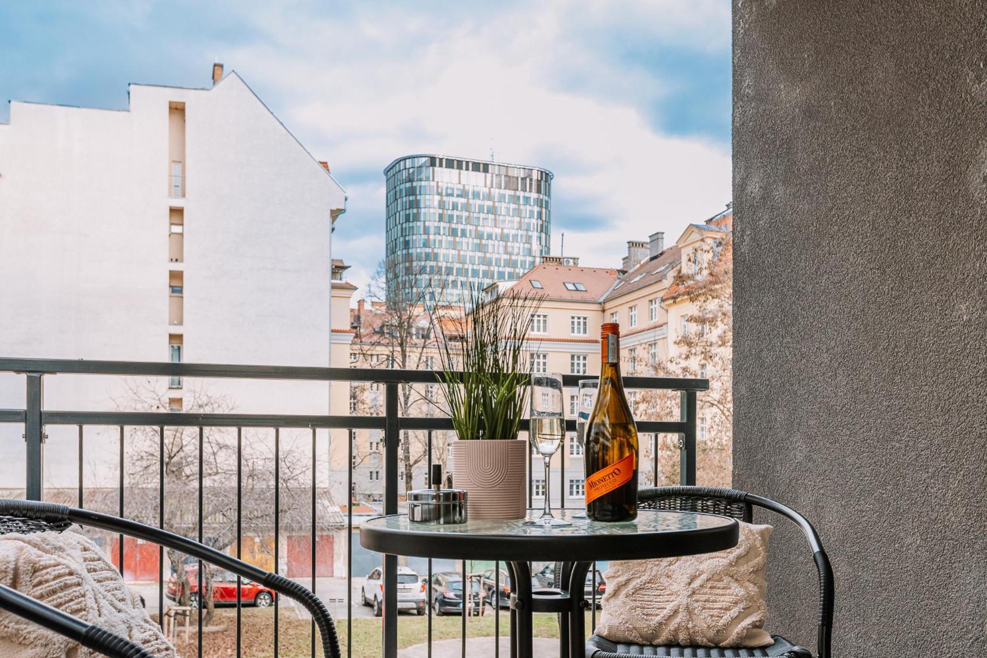 Skau 2 Old Town Family & Business Apartment 2 Floor Free Parking Братислава Екстер'єр фото