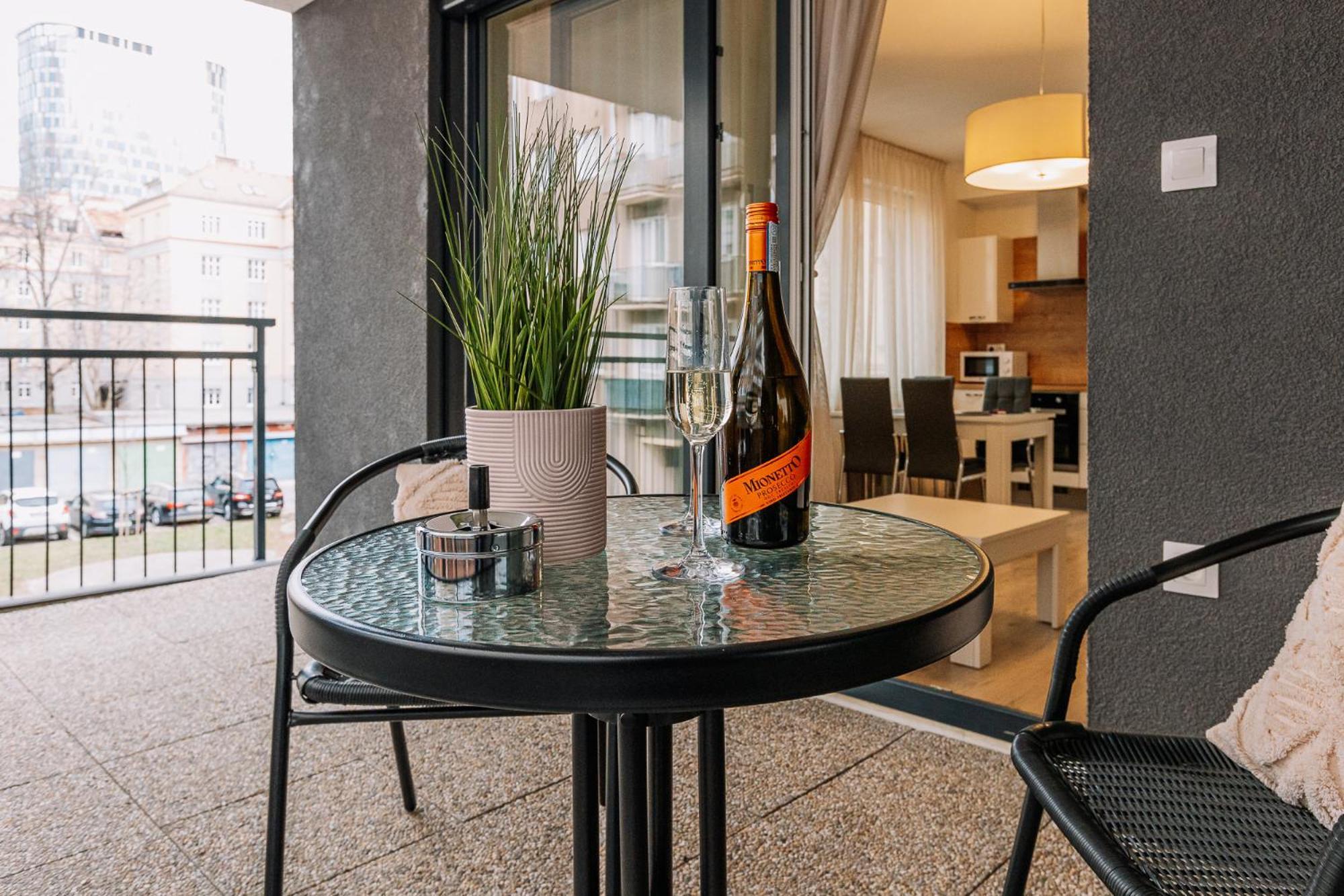 Skau 2 Old Town Family & Business Apartment 2 Floor Free Parking Братислава Екстер'єр фото